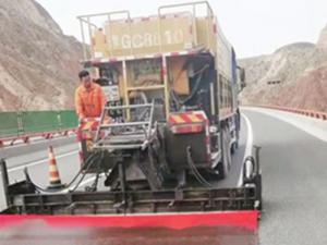 微表處工程│案例 2021年凱邁公路養護公司在甘肅G6京藏高速白蘭段進行微表處施工